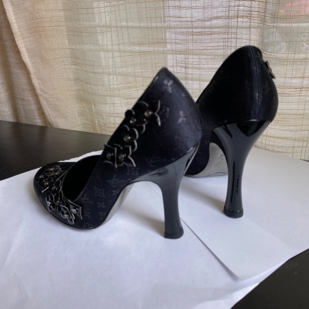 Louis Vuitton black monogram satin pumps heels 35.5 Italy pat leather decor - Picture 6 of 12
